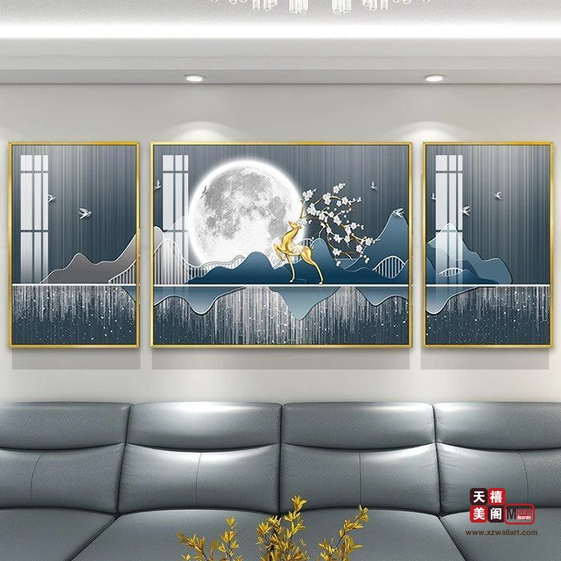 深邃蓝峰影