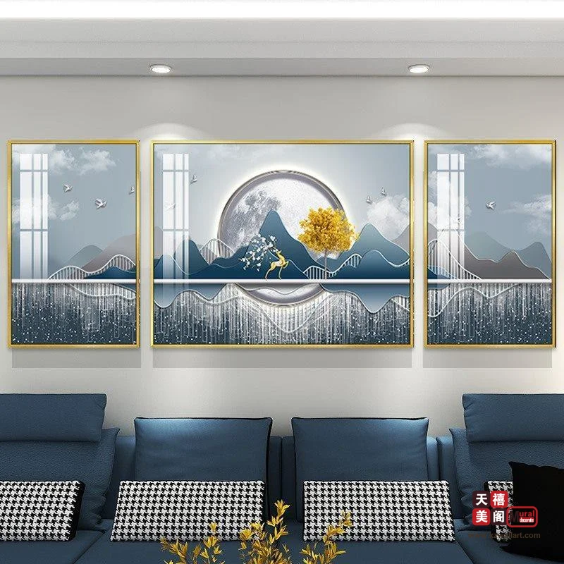 深邃蓝峰影