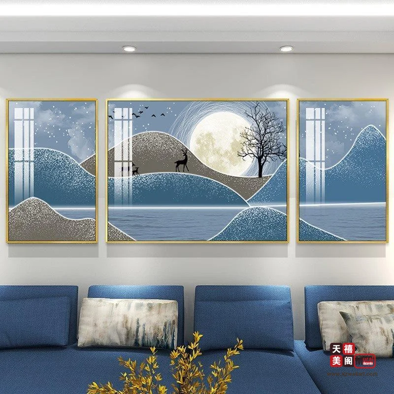 深邃蓝峰影