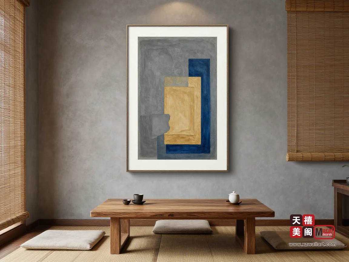 灰色哑光泥墙茶室里,矮木茶桌与坐垫上方挂着一幅灰蓝沙色竖画,竹帘透进柔光