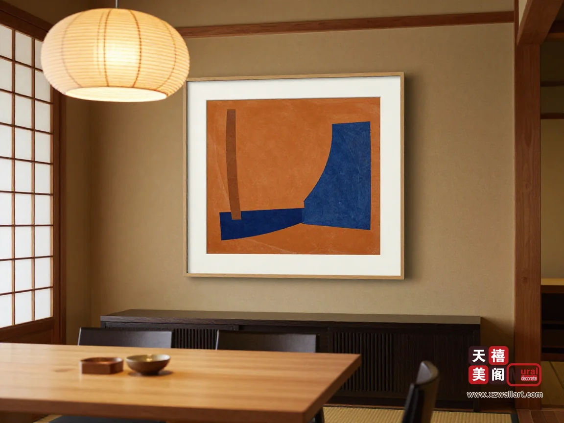 日式餐厅:暖木餐桌与上方暖调画面的低吊灯关系