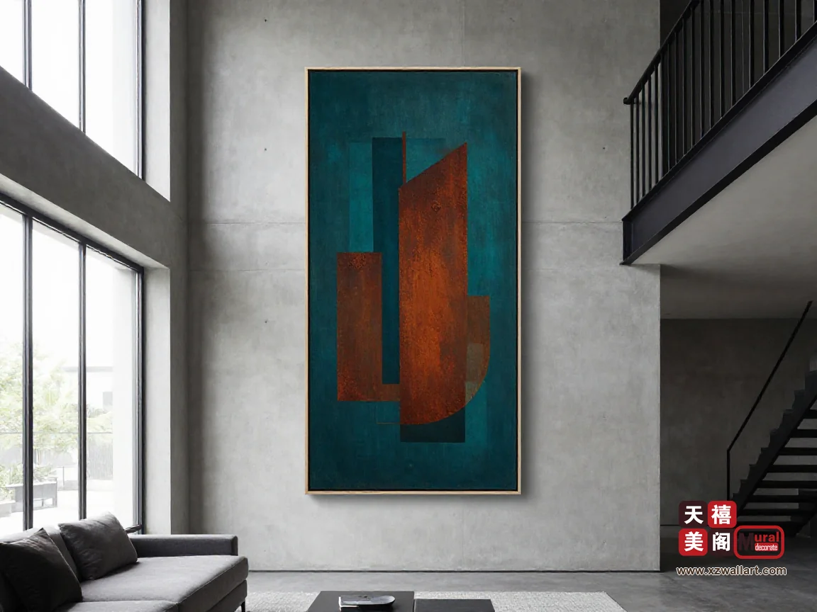 LOFT 挑高客厅:4.8 米挑空水泥墙上挂一幅 160×240 竖版深青与锈红抽象画,细边哑光黑框,右侧是钢制楼梯与夹层栏杆
