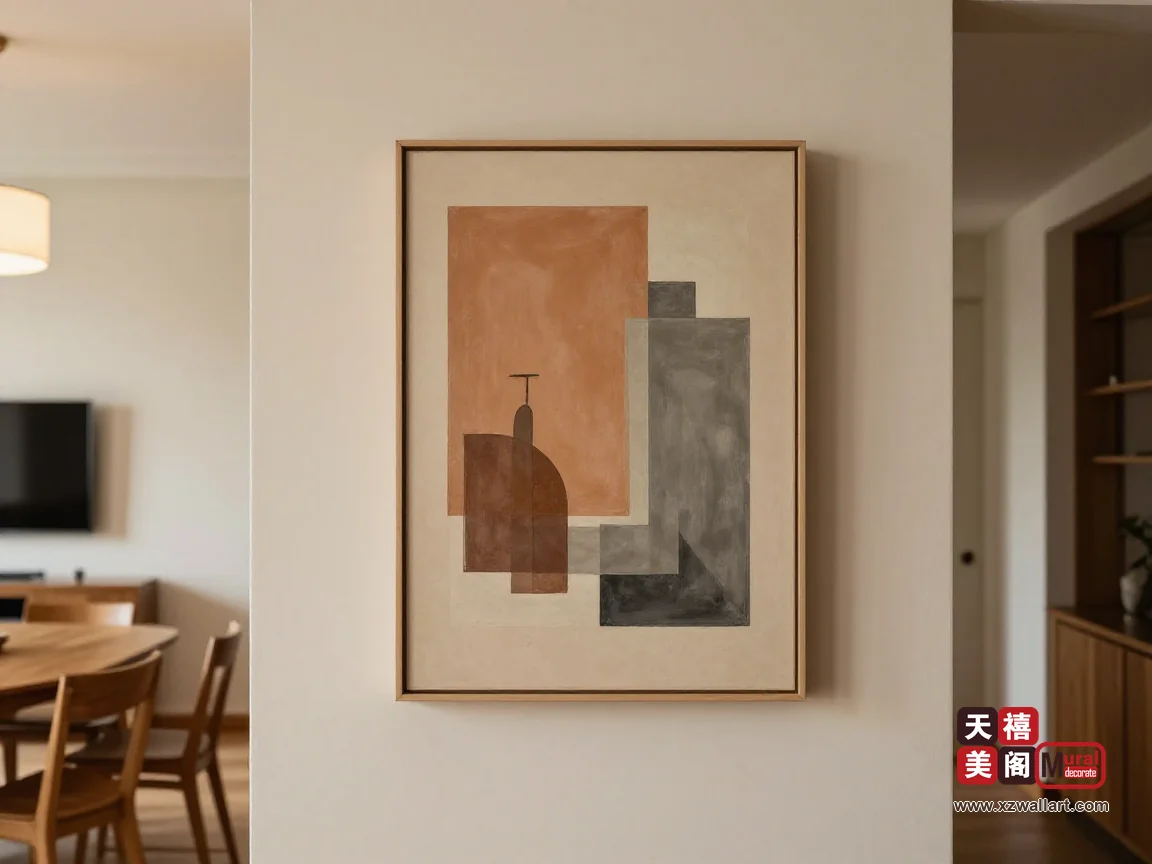 客餐厅之间约一米二的过渡墙上挂着一幅竖版静物画,米白墙面与木餐椅形成分区